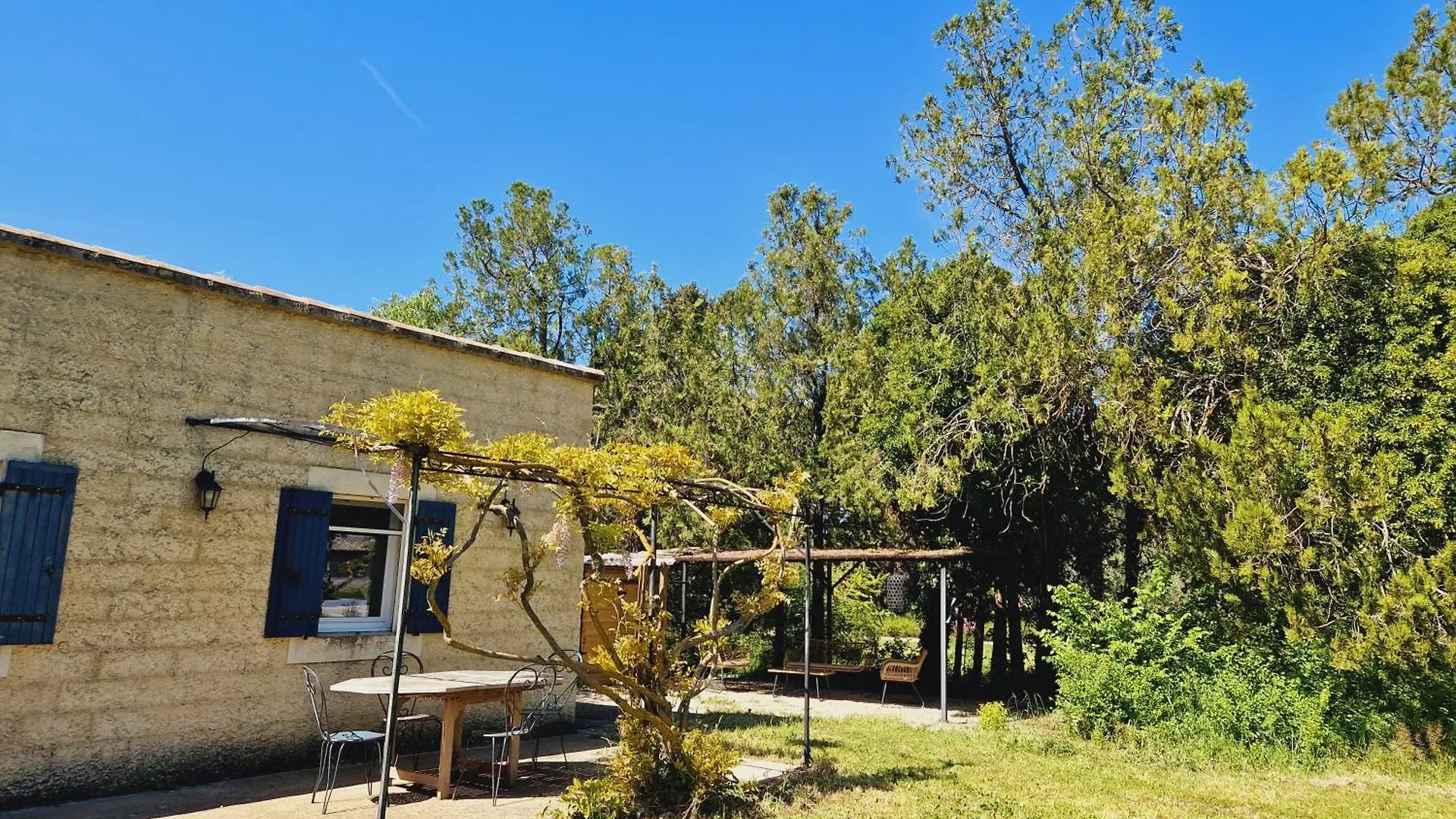 Mas Du Rollier Chambres D'Hotes Eygalieres  Eygalieres (Bouches-du-Rhone)